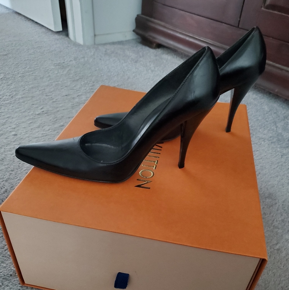Stuart Weitzman Black Leather Pumps with Black Patent Leather  Heel 7.5 Narrow